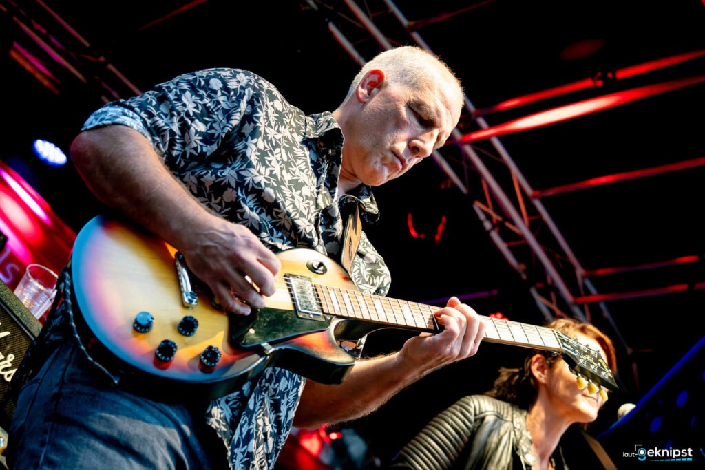 Gitarrist spielt E-Gitarre auf der Bühne.