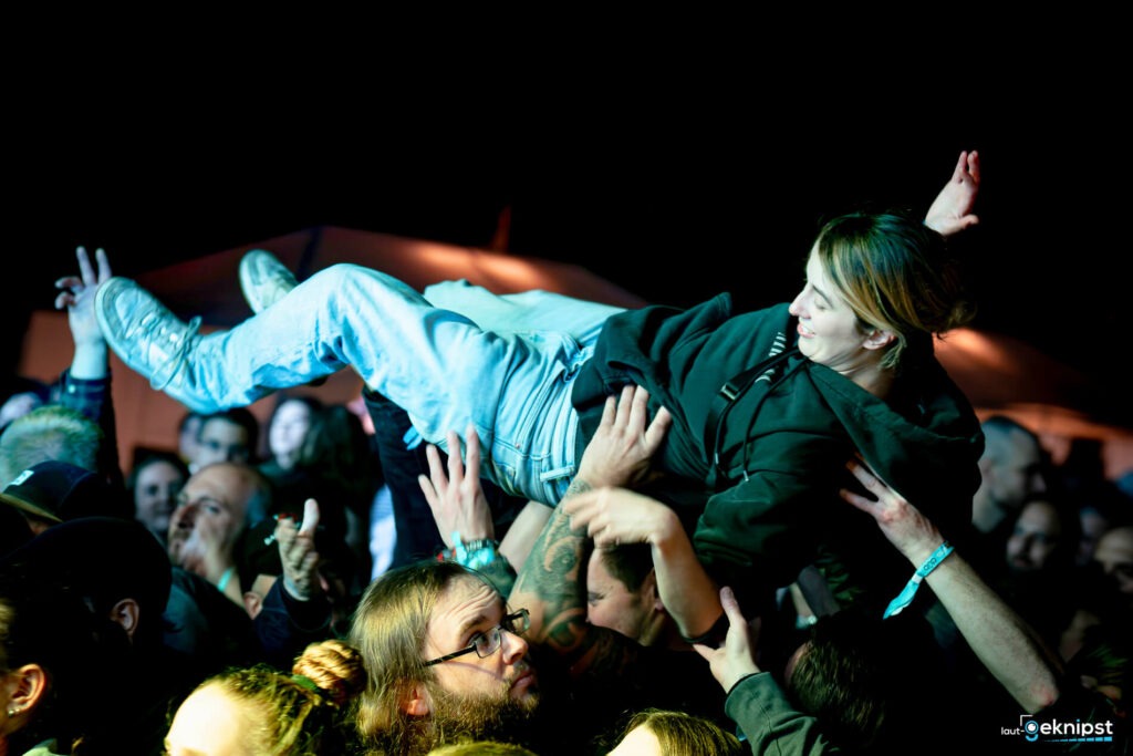 Person macht Crowdsurfing bei Konzert