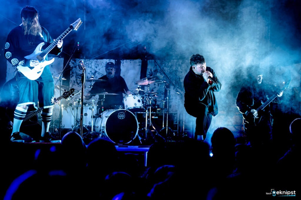 Band spielt live auf nebliger Bühne