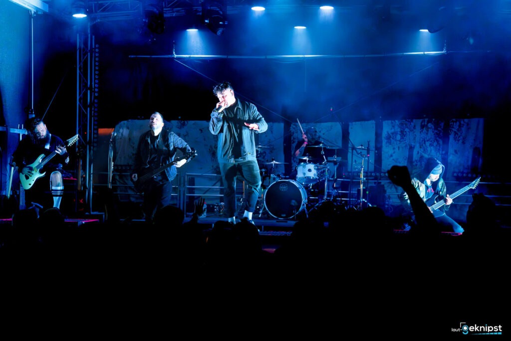 Band spielt Live-Konzert unter blauem Licht