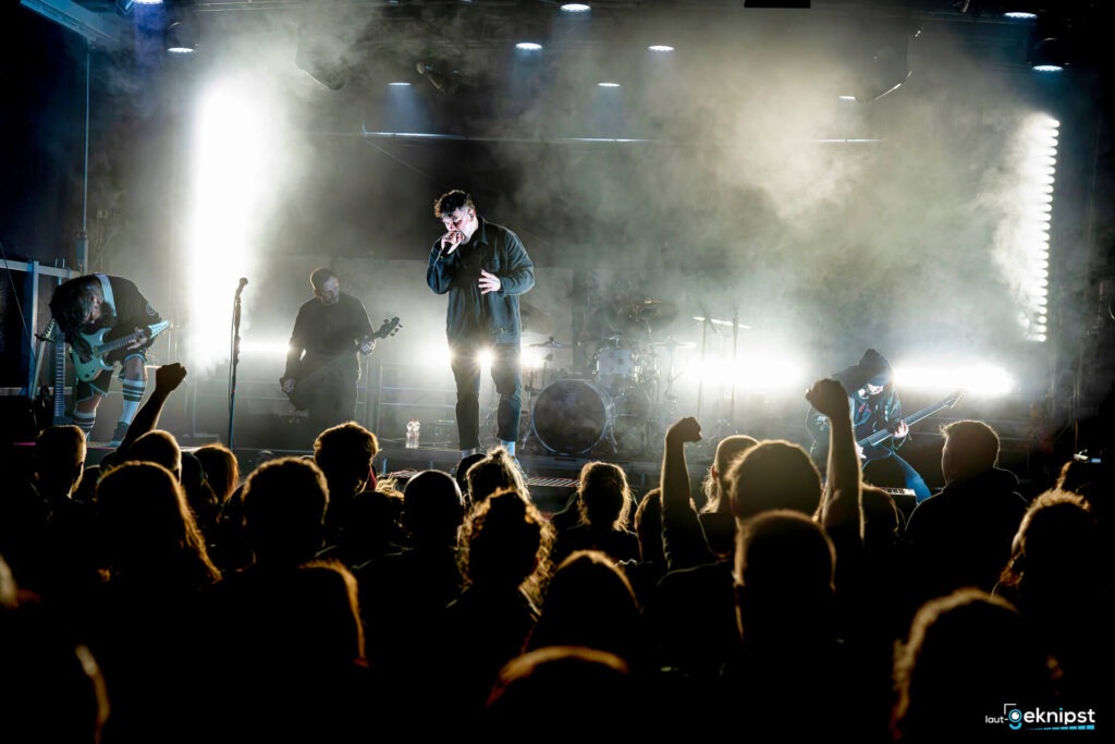 Live-Konzert mit Band auf der Bühne