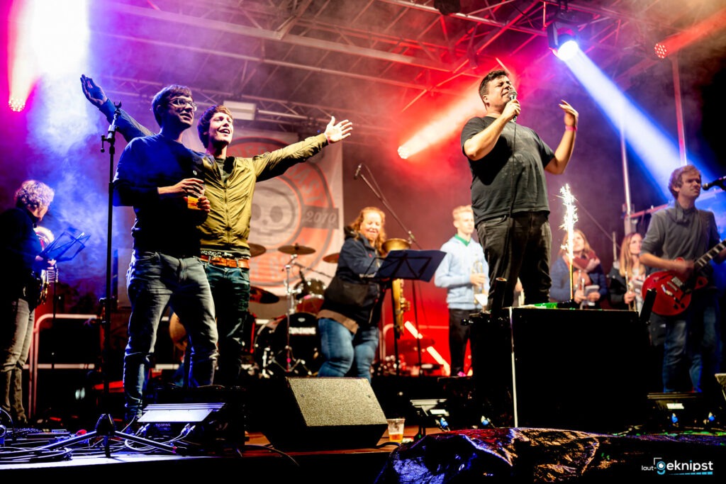Menschen auf einer Bühne bei einem Konzert