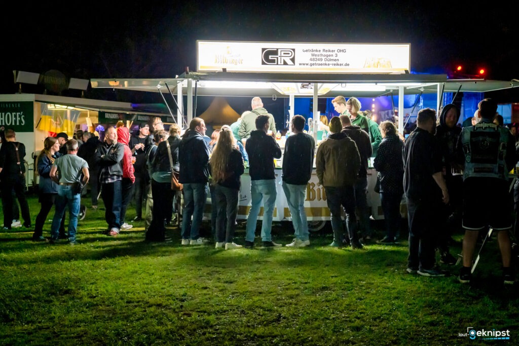 Menschen bei einem Bierstand auf einem Festival