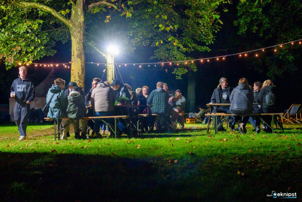 Abendliche Versammlung im Freien mit Lichterketten
