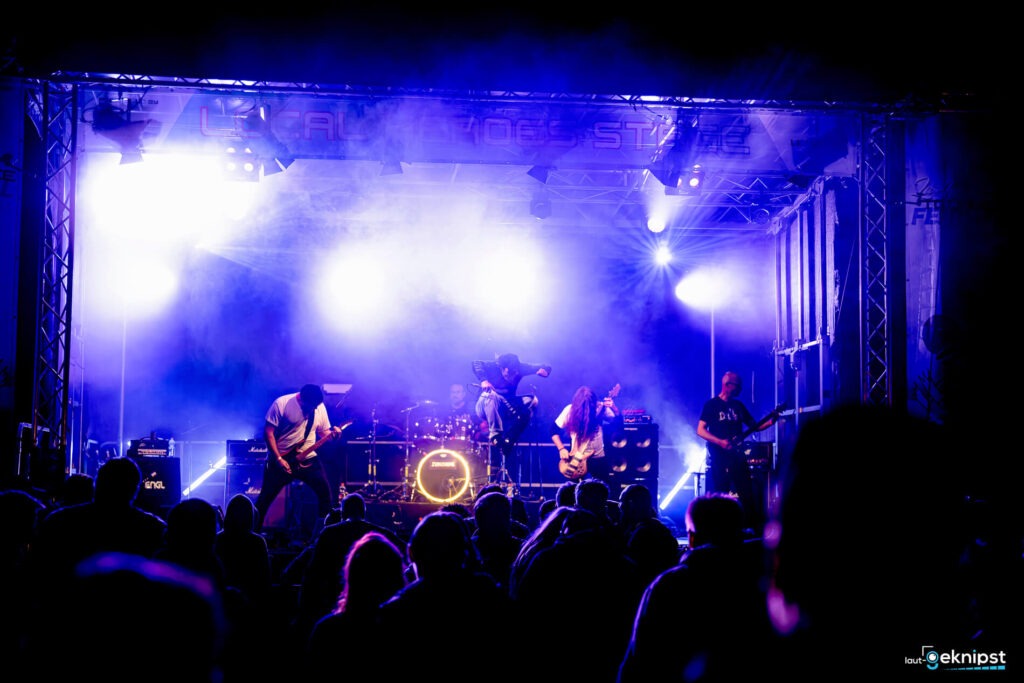 Rockband live auf beleuchteter Bühne