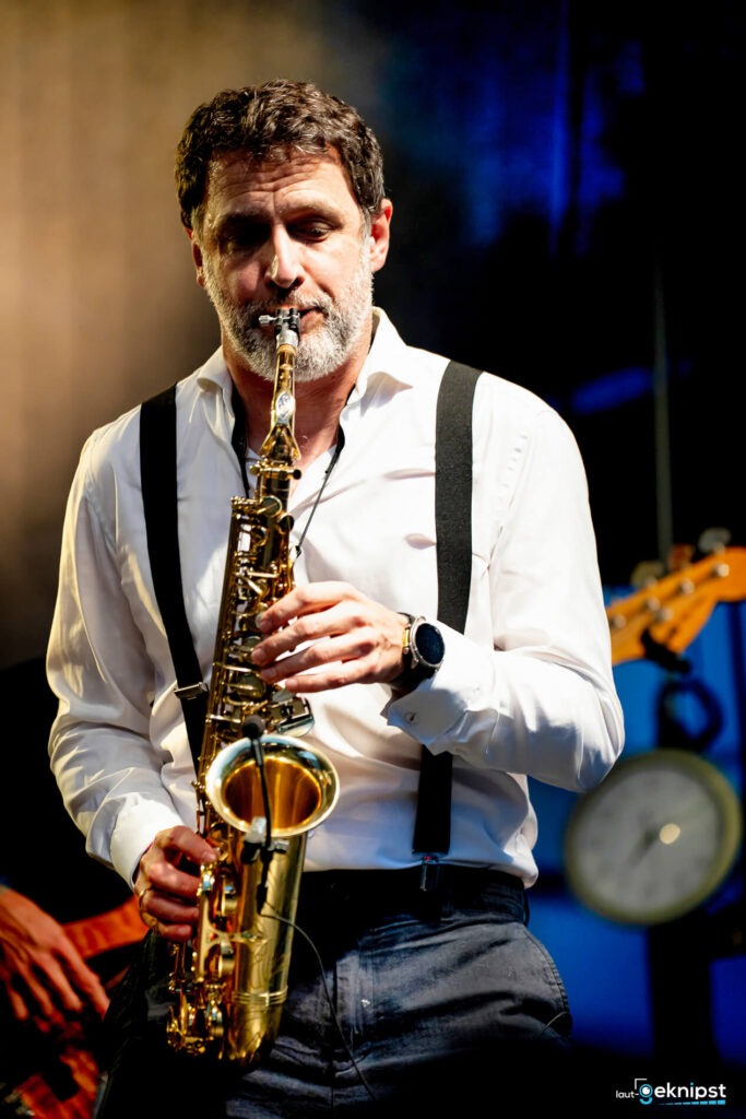 Mann spielt Saxophon auf der Bühne.