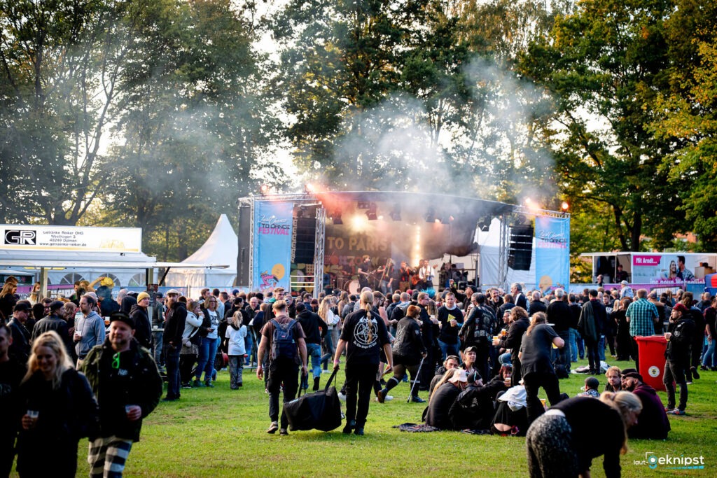 Open-Air-Musikfestival mit Bühne und Menschenmenge
