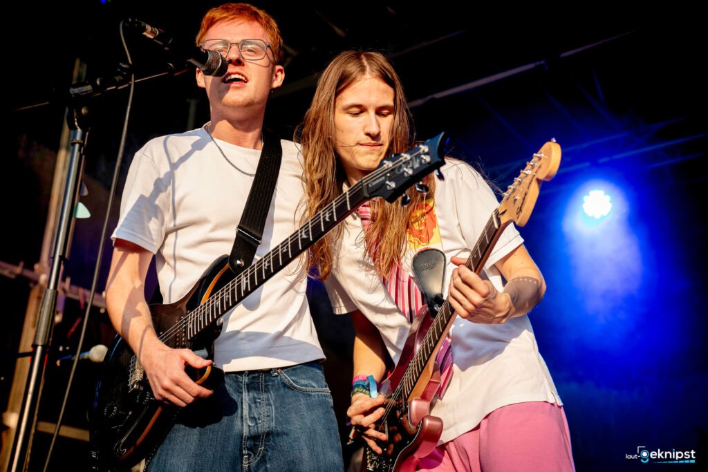 Zwei Musiker spielen live auf der Bühne.