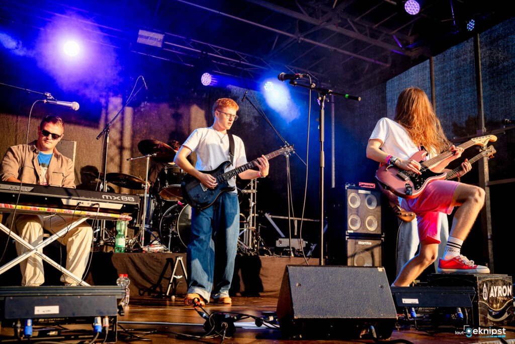 Band spielt auf einer Bühne bei Konzert