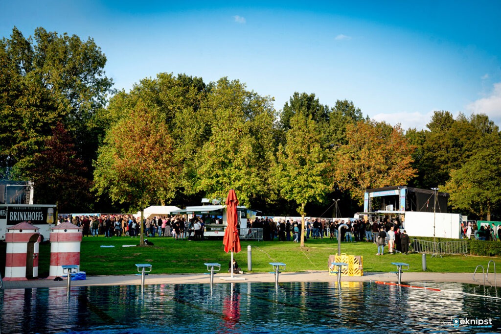Freiluftkonzert mit Bühne und Publikum im Park