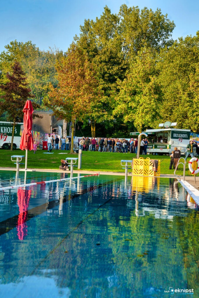 Open-Air-Veranstaltung am Pool mit Food-Truck.