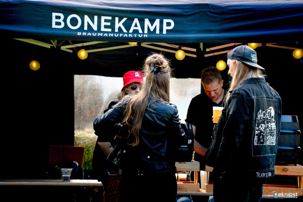 Menschen an einem Bierstand im Freien