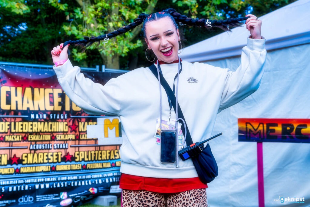 Lachende Frau auf Festival mit Zöpfen