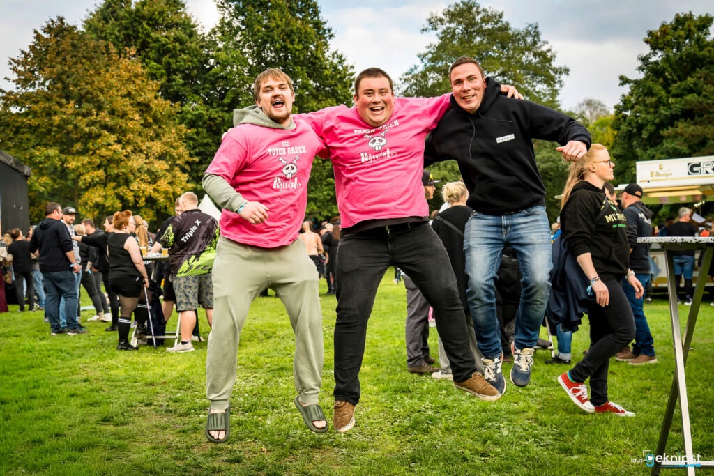 Personen springen fröhlich bei Outdoor-Event