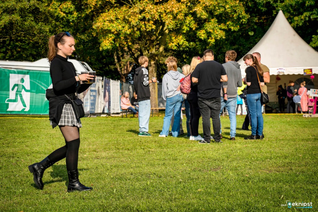 Frau bei Festival mit Getränken im Freien