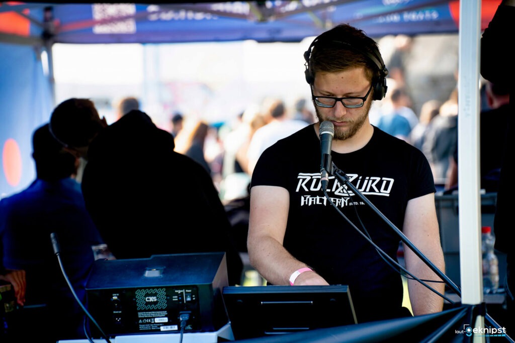 DJ spielt Musik auf einem Open-Air-Festival.