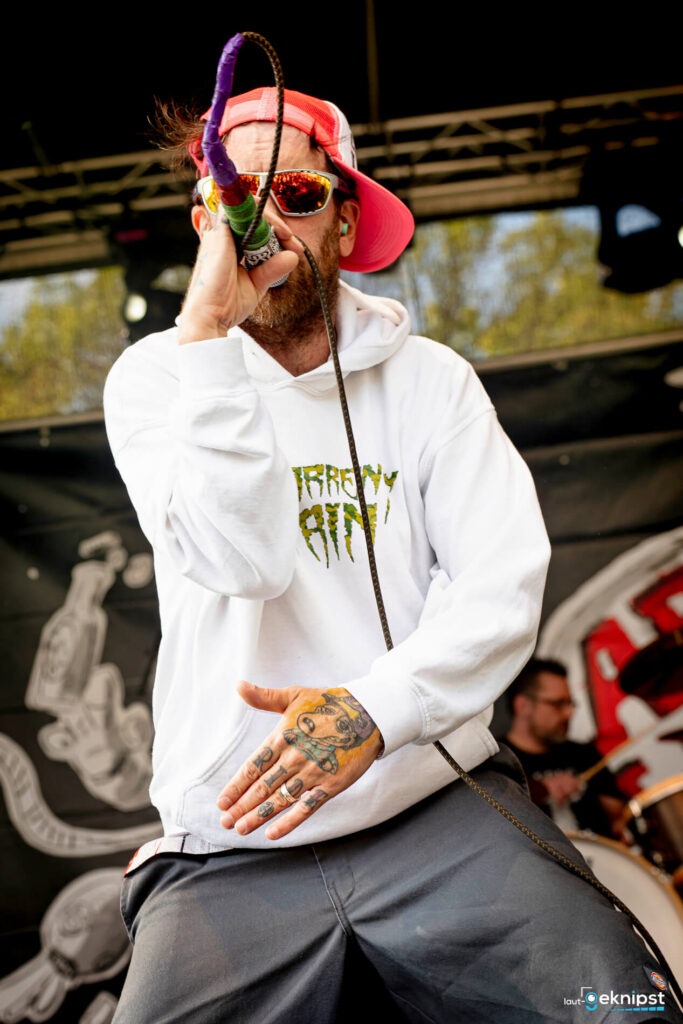 Rapper mit Mikrofon beim Konzertauftritt