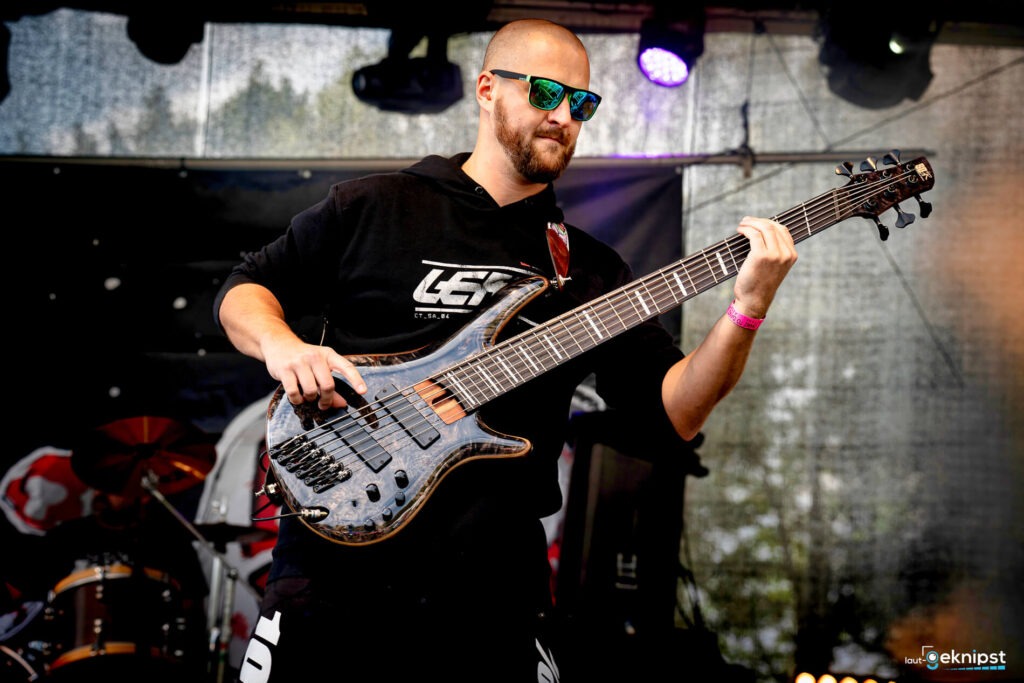 Mann spielt Gitarre auf der Bühne