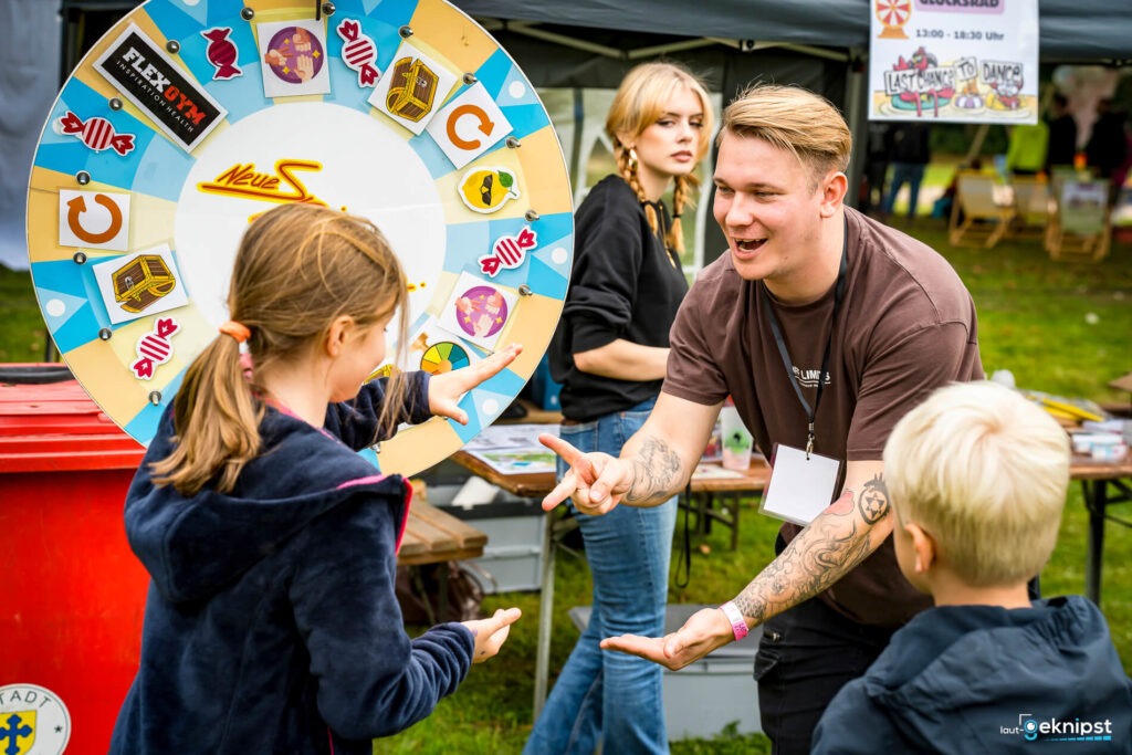 Kinder spielen beim Glücksradfest.