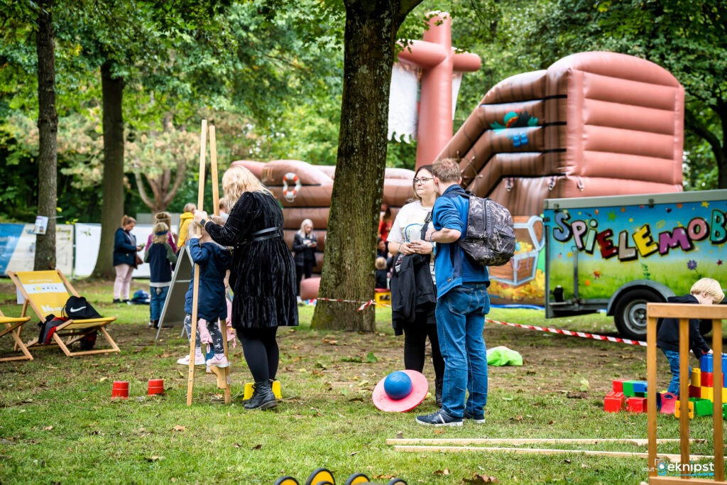 Outdoor-Spieleevent mit Hüpfburg und Kinderaktivitäten im Park
