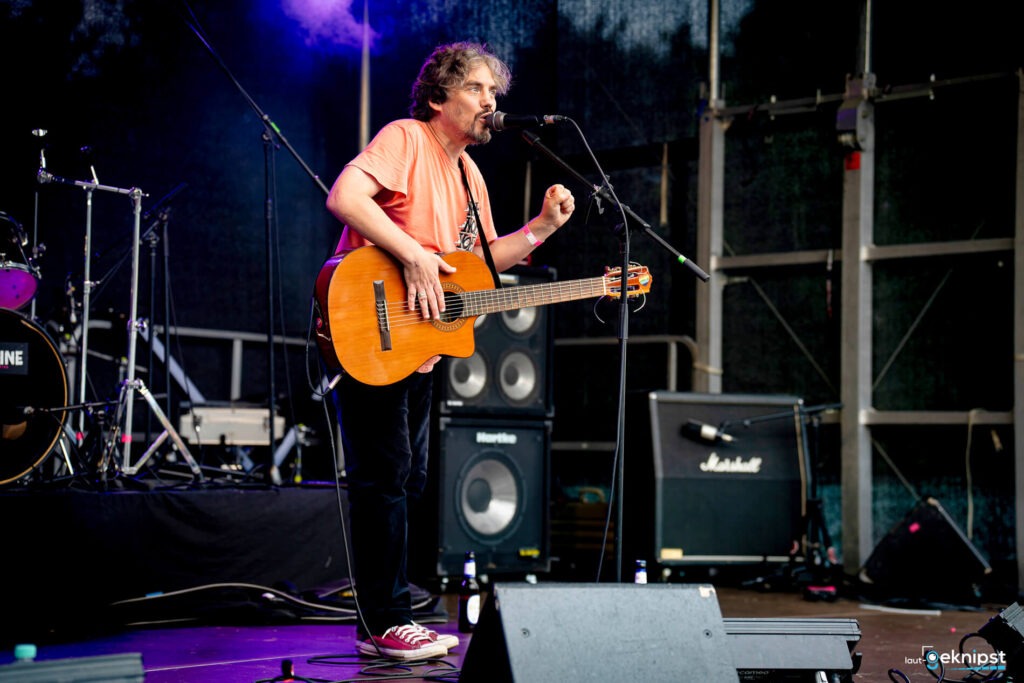 Musiker spielt Gitarre auf der Bühne