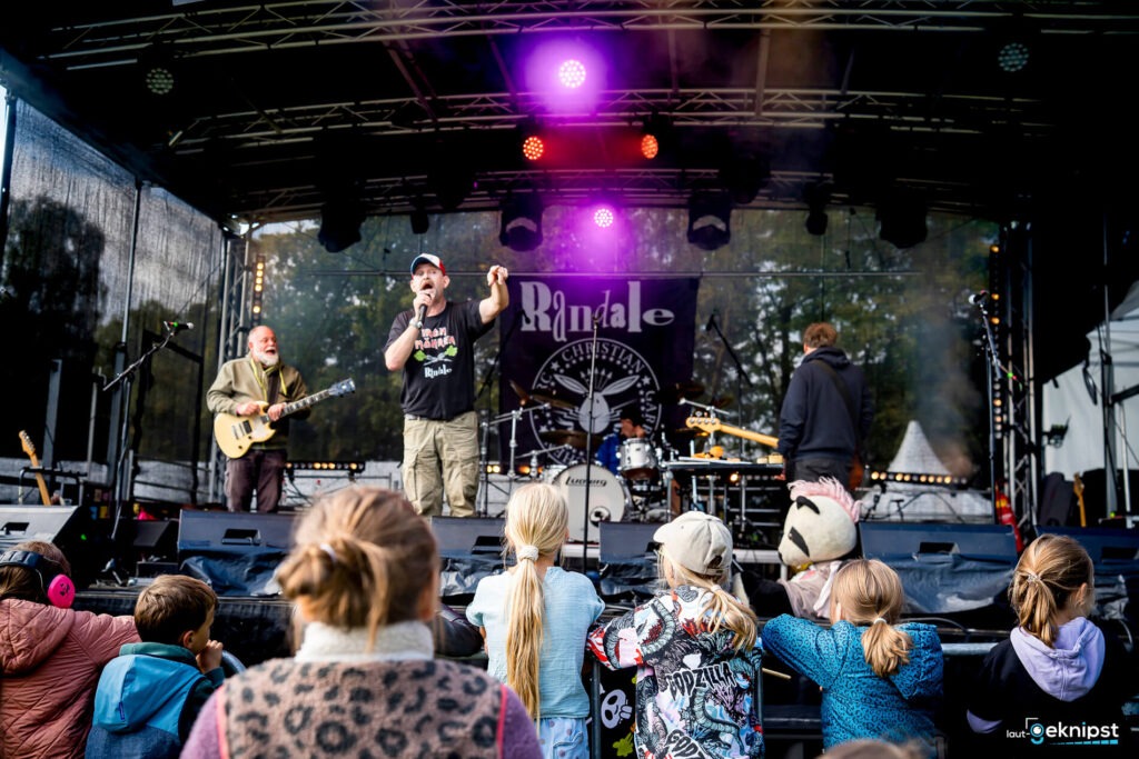 Band spielt auf Festivalbühne vor Publikum