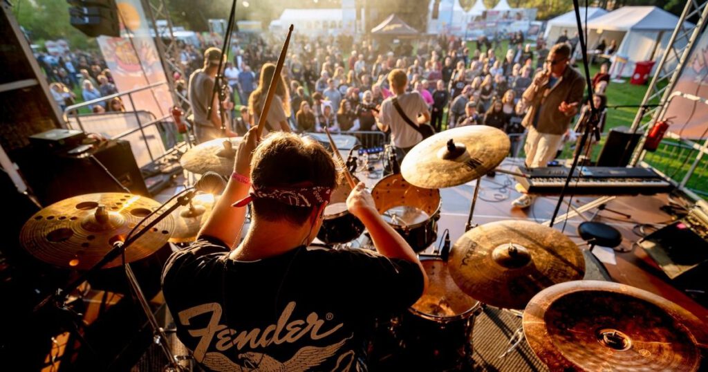 Musikfestival mit Schlagzeuger auf der Bühne.