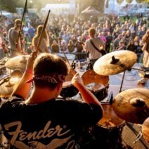 Musikfestival mit Schlagzeuger auf der Bühne.