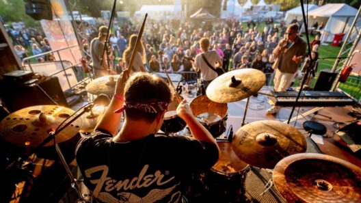 Musikfestival mit Schlagzeuger auf der Bühne.