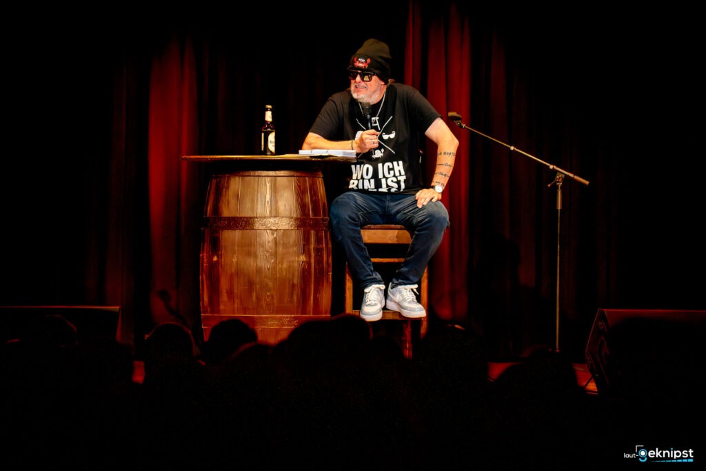 Mann mit Mütze auf Theaterbühne