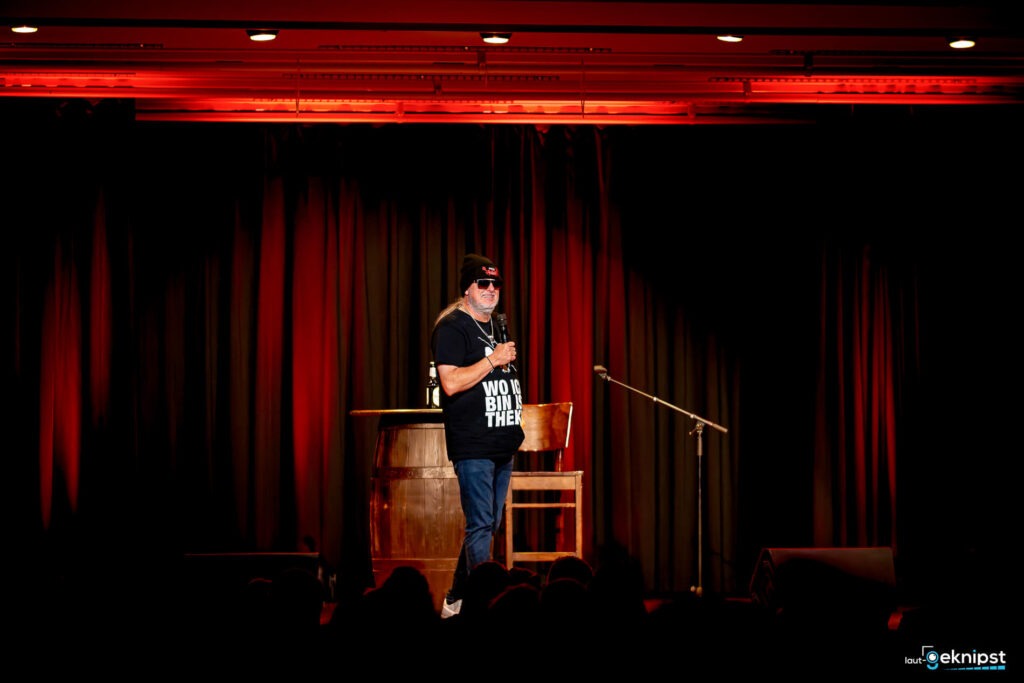 Comedian auf Bühne mit Mikrofon