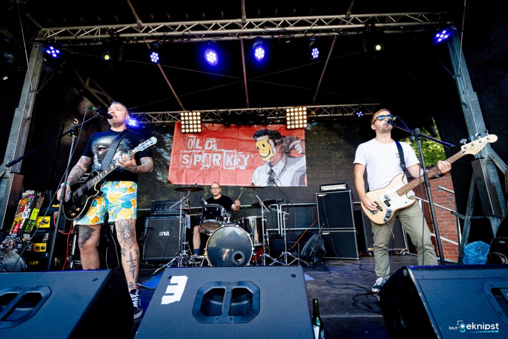 Band spielt auf Bühne.