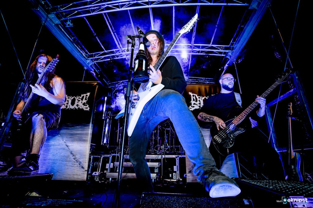 Metalband spielt live auf der Bühne