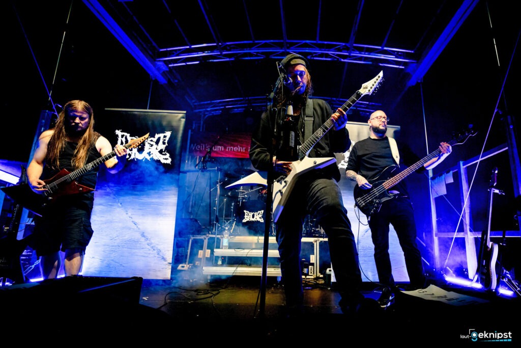 Band spielt Rockmusik auf Bühne mit Gitarren