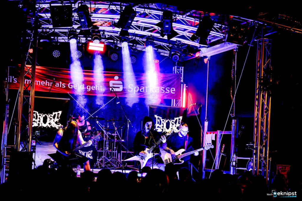 Band spielt auf beleuchteter Bühne