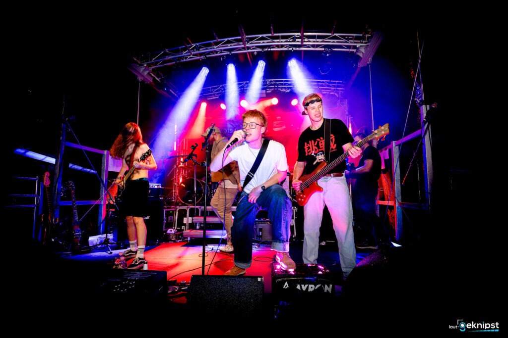 Energiegeladene Live-Band auf der Bühne