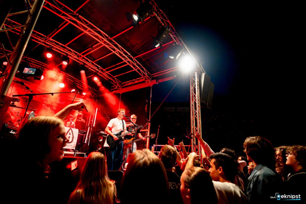 Live-Konzert mit Band auf roter Bühne