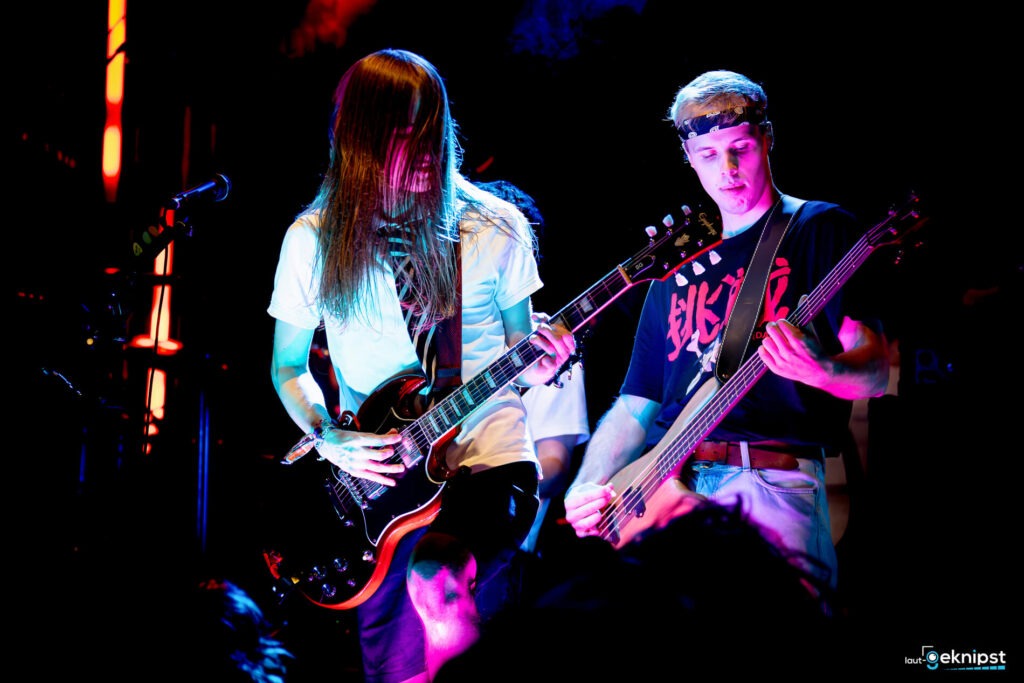 Livemusik-Auftritt mit E-Gitarre und Bassgitarre