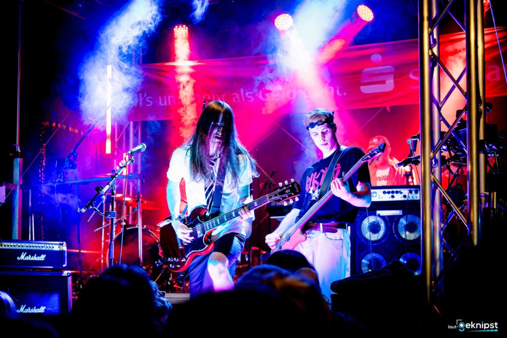 Band spielt Rockkonzert auf bunter Bühne