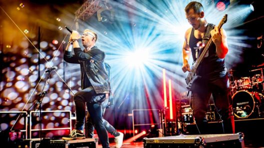Live-Rockband auf der Bühne mit Lichteffekten.