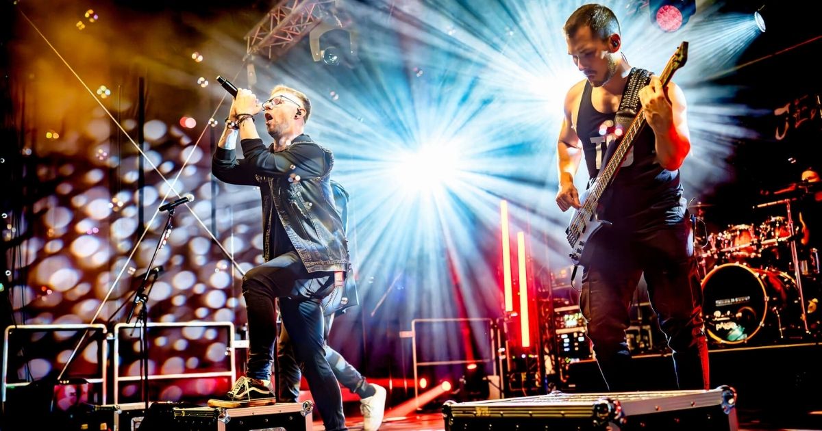 Live-Rockband auf der Bühne mit Lichteffekten.