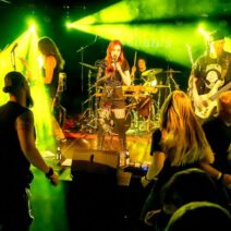 Bandauftritt mit grünem Licht bei einem Konzert
