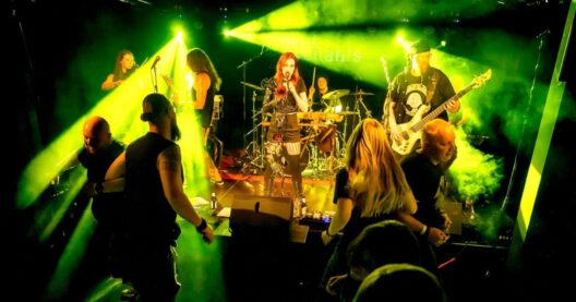 Bandauftritt mit grünem Licht bei einem Konzert