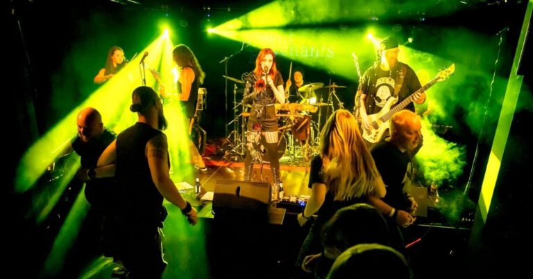 Bandauftritt mit grünem Licht bei einem Konzert