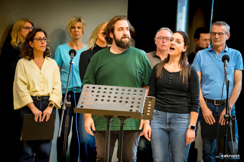 Personen singen bei einer Chorprobe