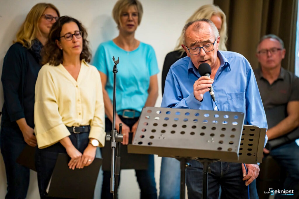 Chor singt mit Solist am Mikrofon