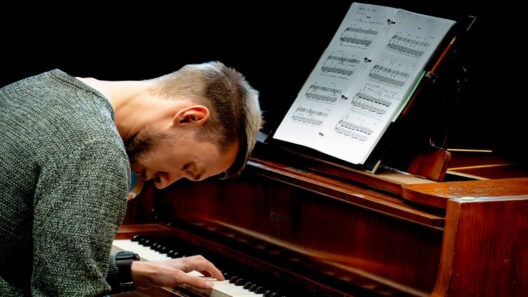 Mann spielt Klavier mit Notenblatt