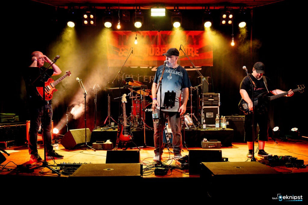 Rockband spielt auf einer beleuchteten Bühne