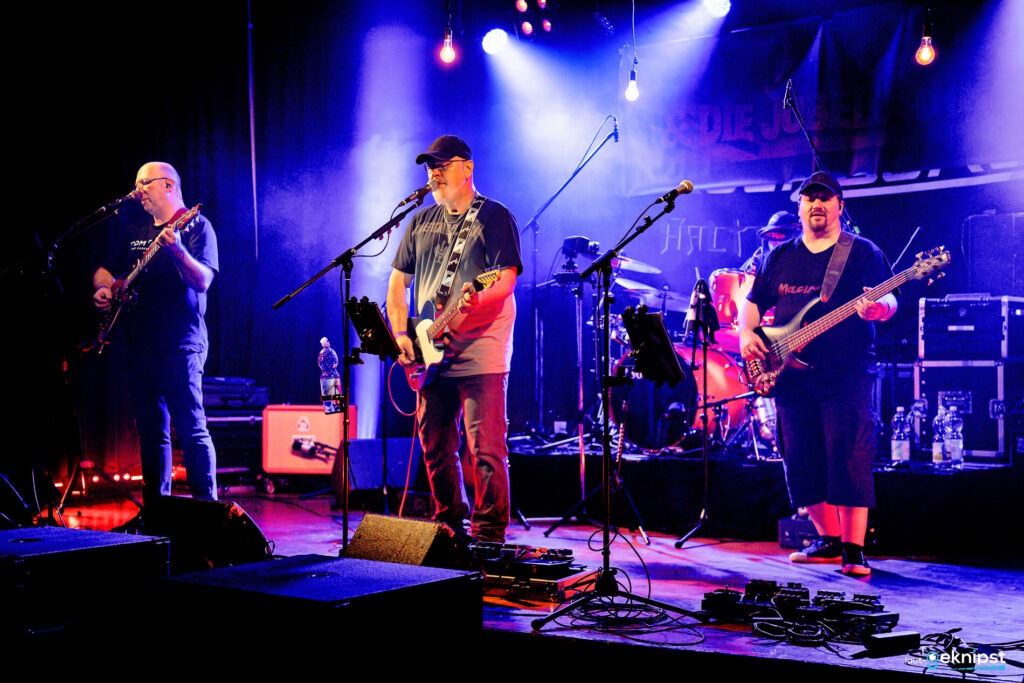 Band spielt live auf der Bühne