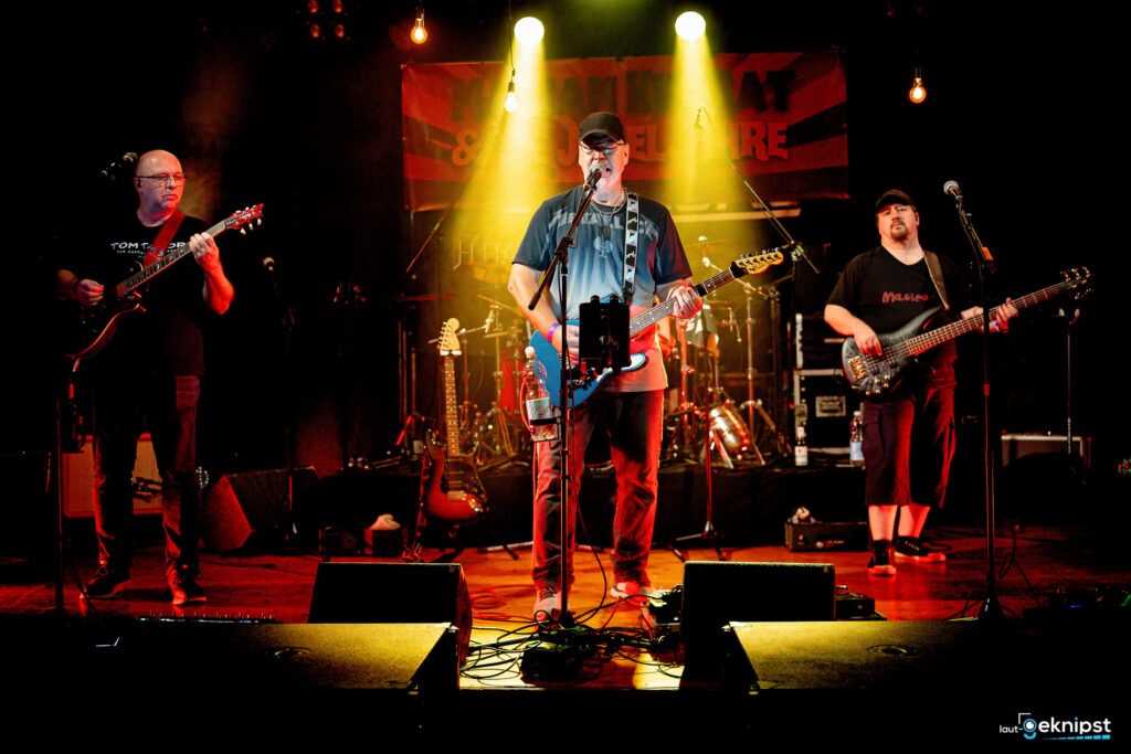 Liveband spielt auf Bühne mit Instrumenten